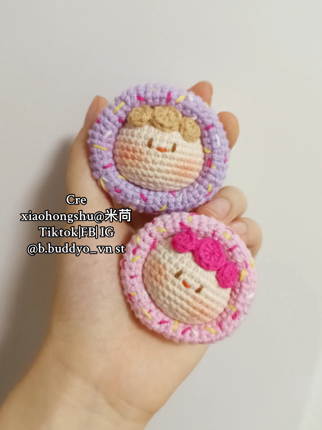 Bộ sưu tập móc len bánh ngọt mini với khuôn mặt dễ thương