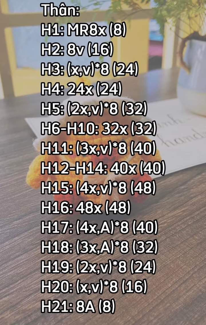 Búp bê gà dễ thương với mũ len trắng và nơ thắt cổ