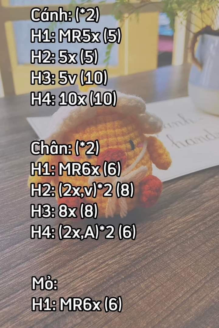 Búp bê gà dễ thương với mũ len trắng và nơ thắt cổ