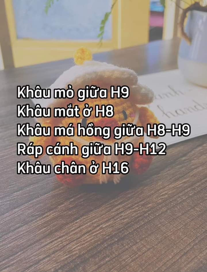 Búp bê gà dễ thương với mũ len trắng và nơ thắt cổ