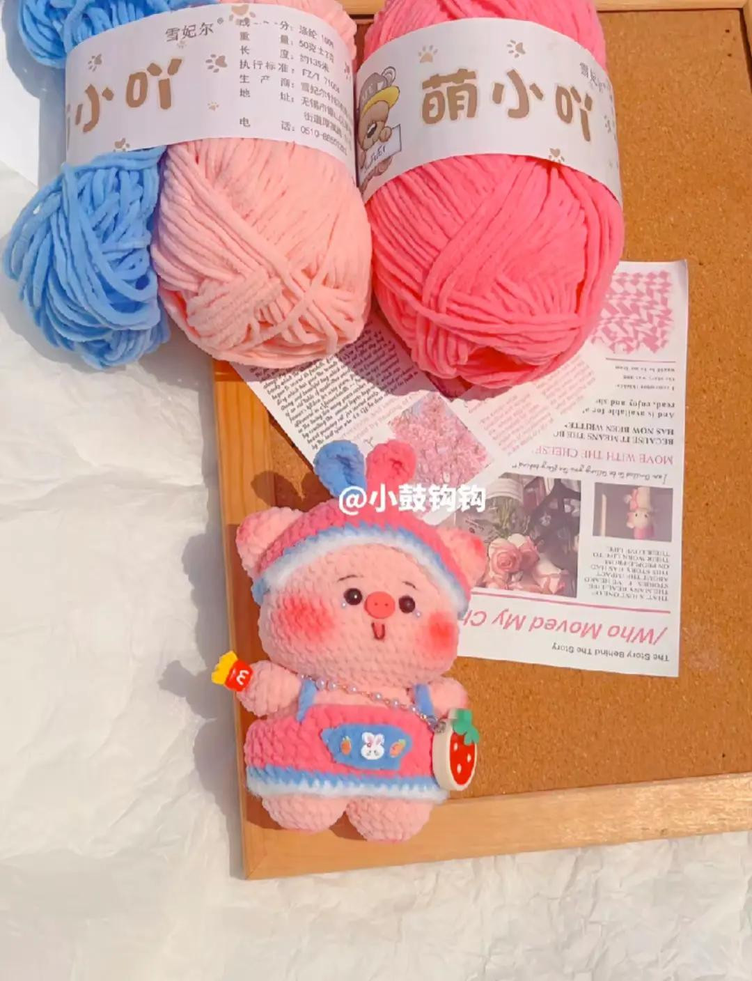 Búp bê heo móc len dễ thương với trang phục màu sắc nổi bật