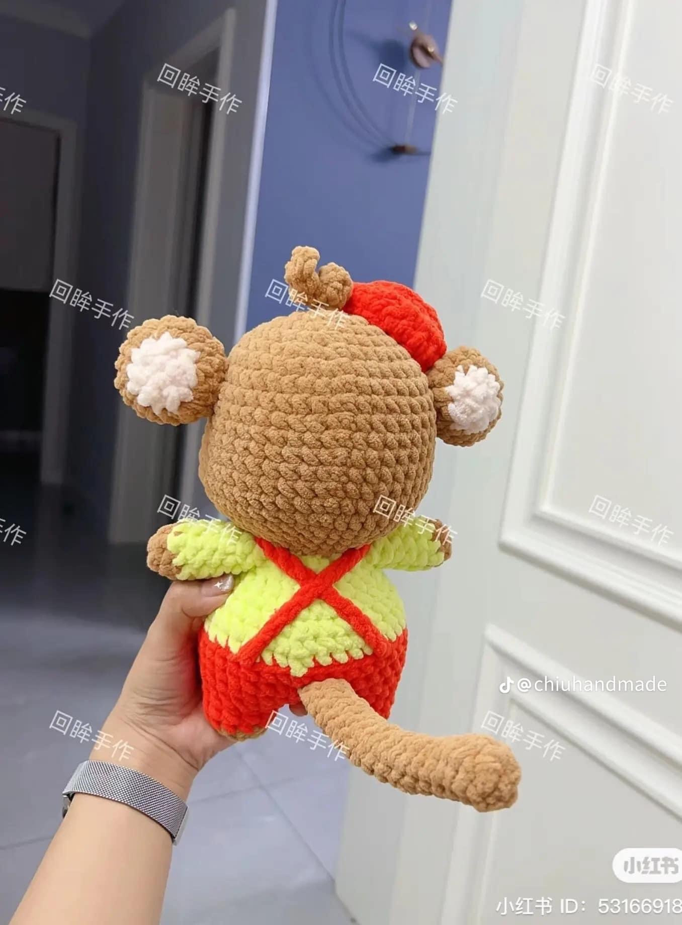 Búp bê khỉ móc len đáng yêu với mũ đỏ và áo yếm cam