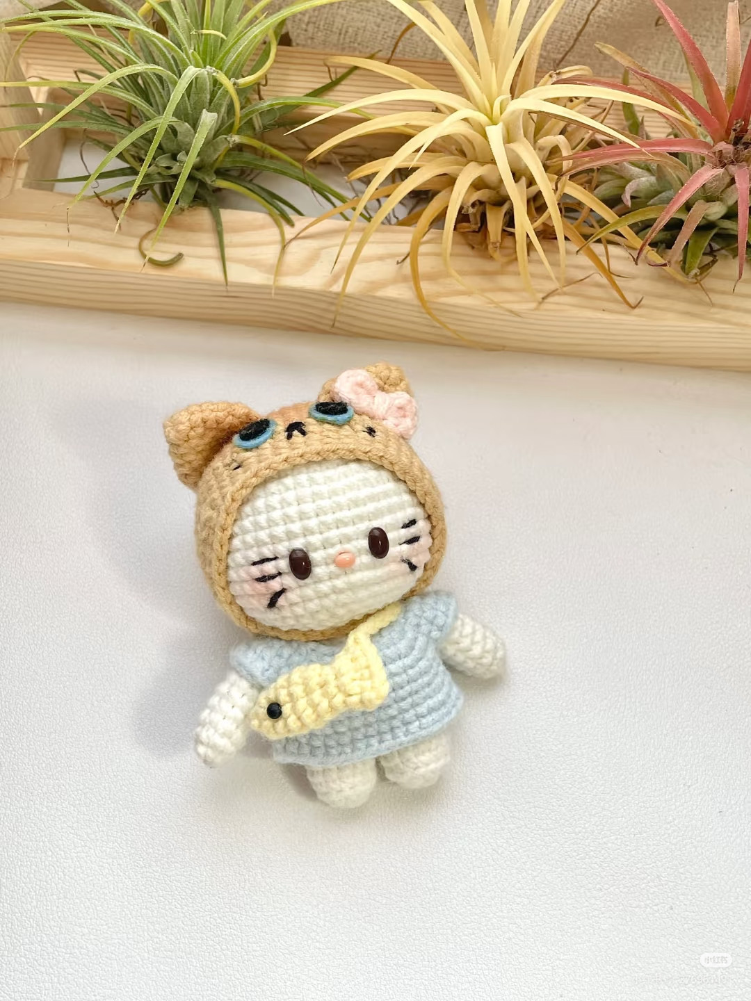 Búp bê móc len mèo nhỏ đáng yêu với mũ và khăn