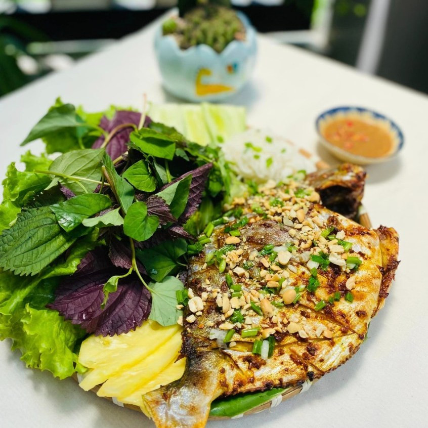 Cá Chim Nướng Muối Ớt Thơm Lừng Gói Lá Tươi