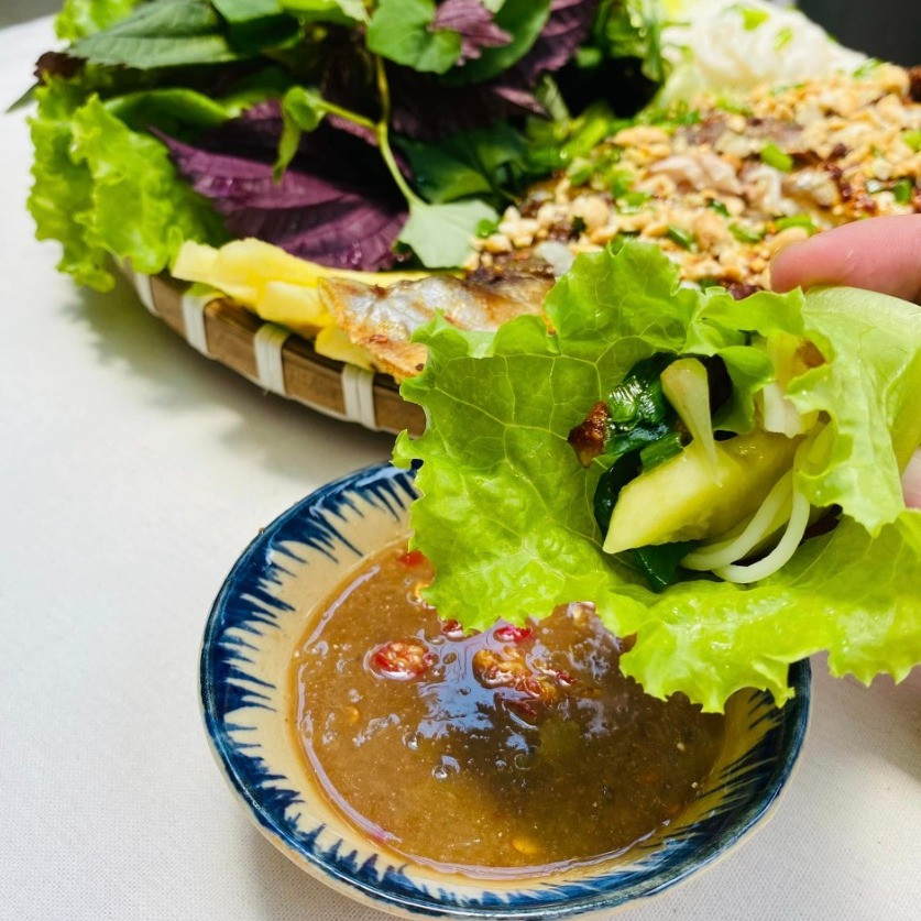 Cá Chim Nướng Muối Ớt Thơm Lừng Gói Lá Tươi