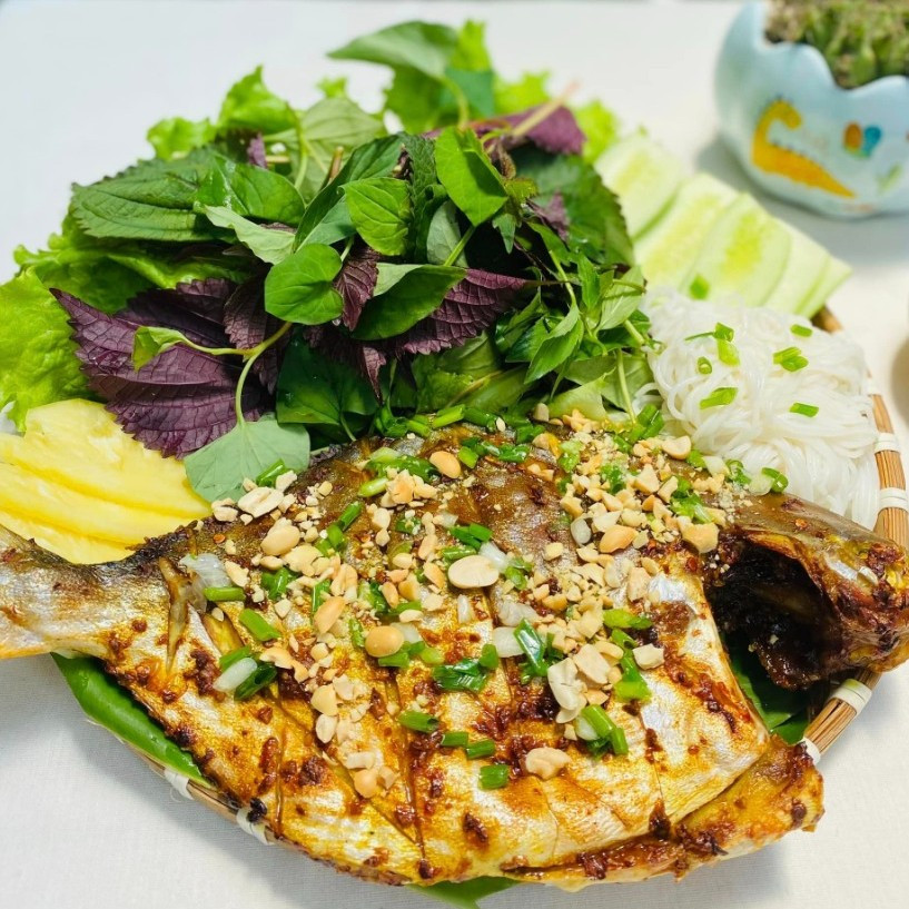 Cá Chim Nướng Muối Ớt Thơm Lừng Gói Lá Tươi