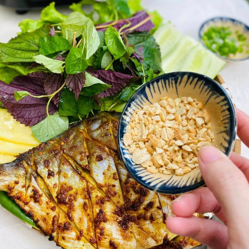Cá Chim Nướng Muối Ớt Thơm Lừng Gói Lá Tươi
