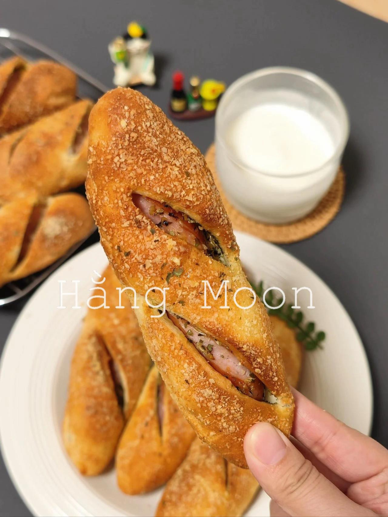 CÁCH LÀM BÁNH CUỘN XÚC XÍCH SỐT BƠ TỎI BẰNG NỒI CHIÊN KHÔNG DẦU 🥖