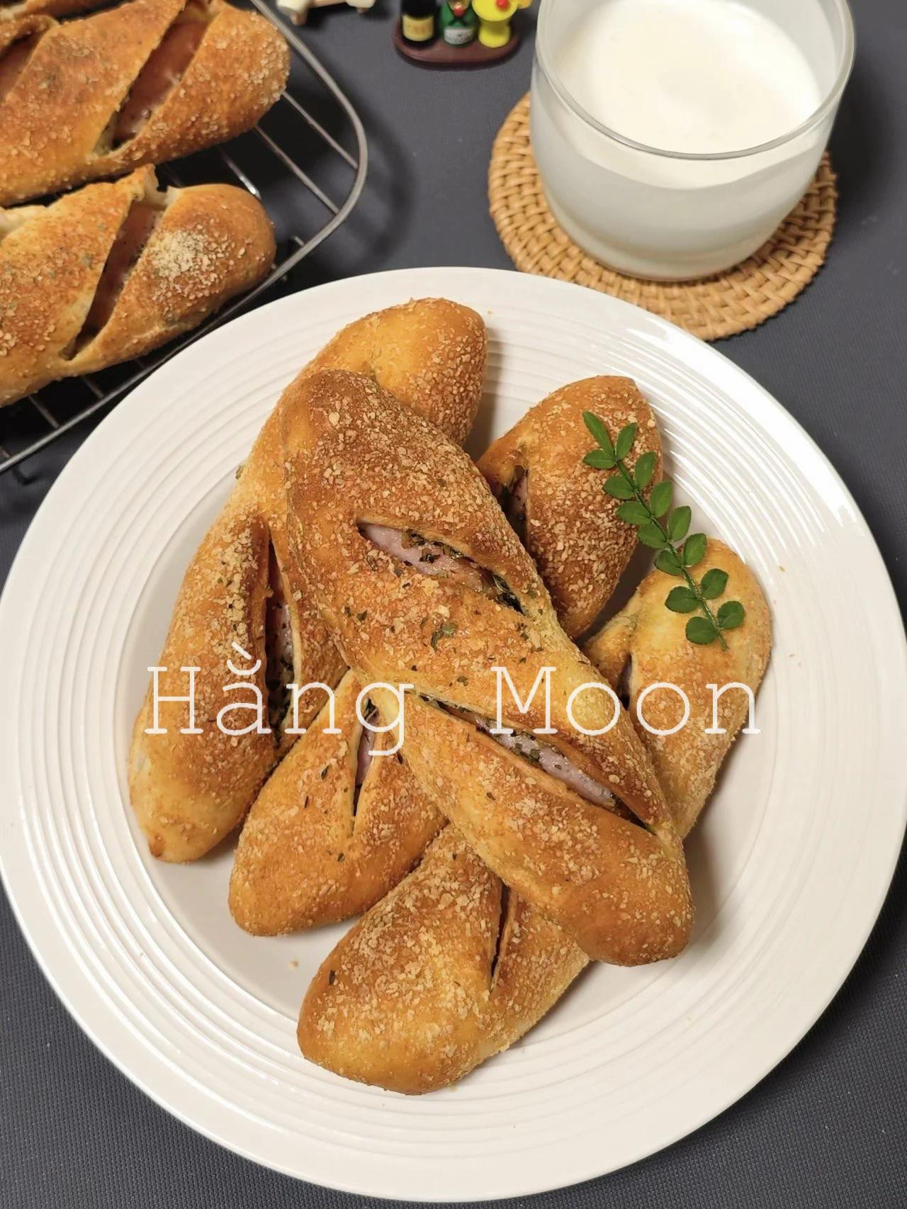 CÁCH LÀM BÁNH CUỘN XÚC XÍCH SỐT BƠ TỎI BẰNG NỒI CHIÊN KHÔNG DẦU 🥖