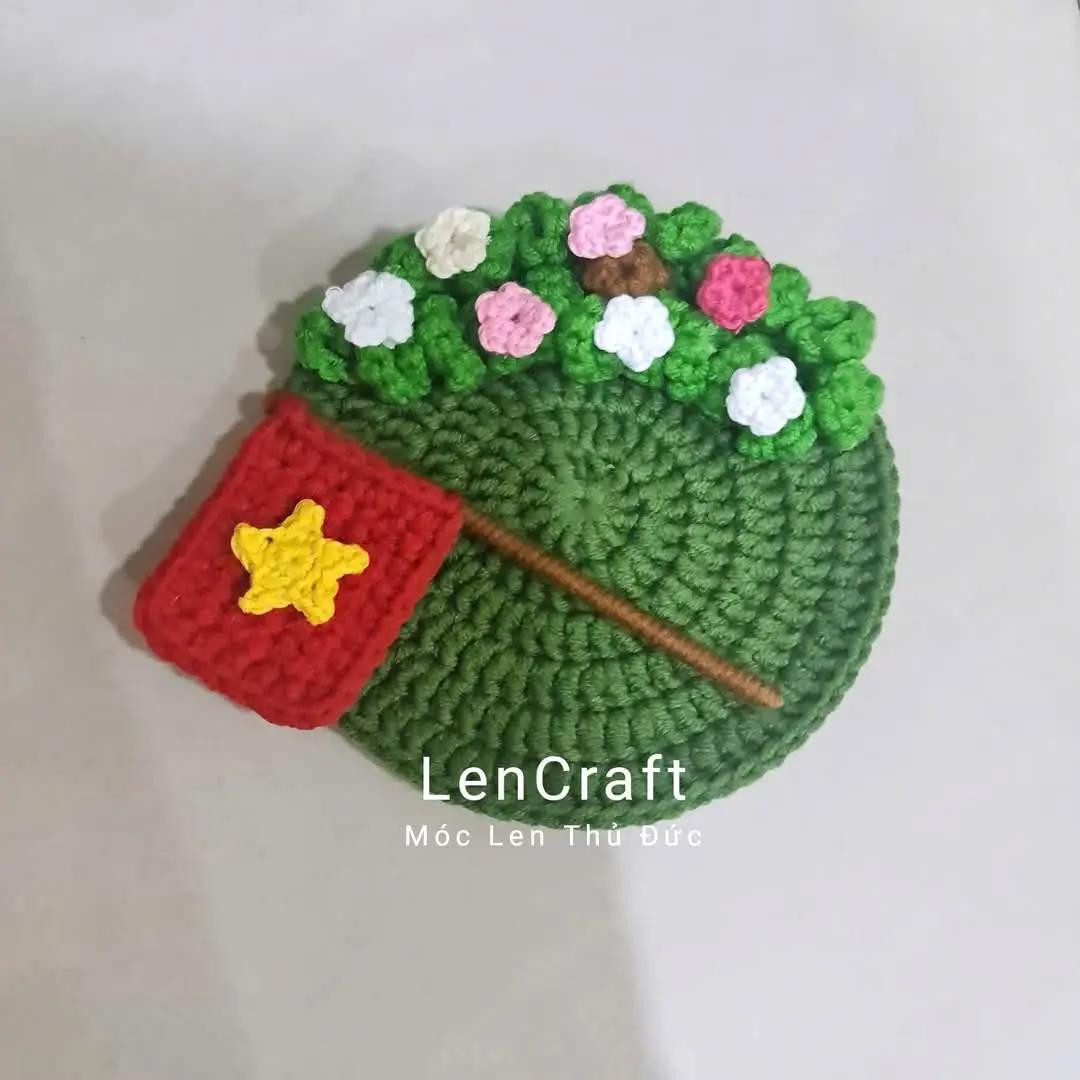 Cách móc cờ đỏ sao vàng trên nền hoa len xanh