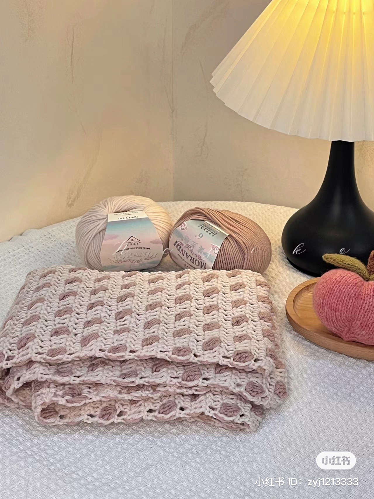 Chic Crochet Scarf: Perfect for Autumn and Winter Wardrobe