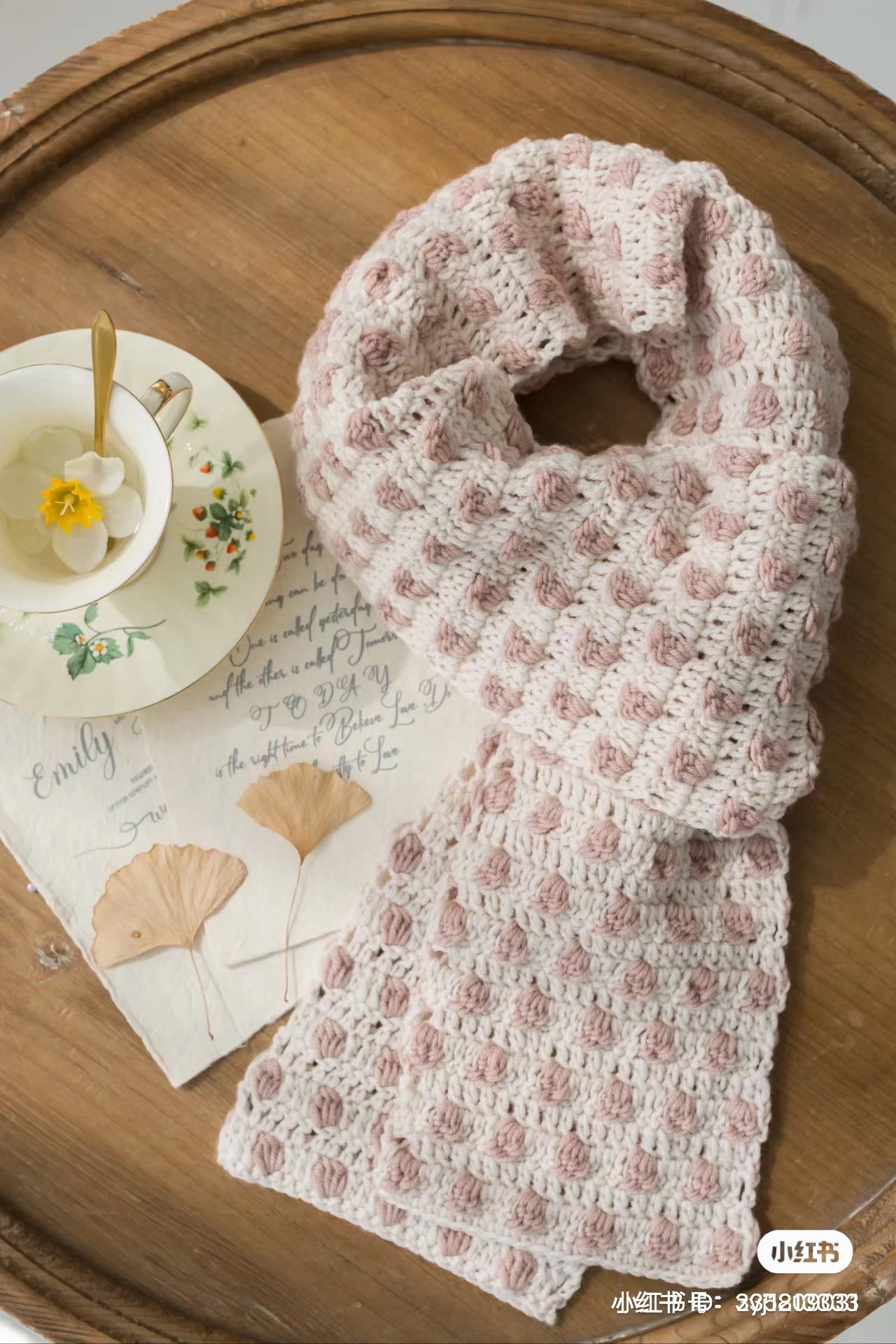 Chic Crochet Scarf: Perfect for Autumn and Winter Wardrobe