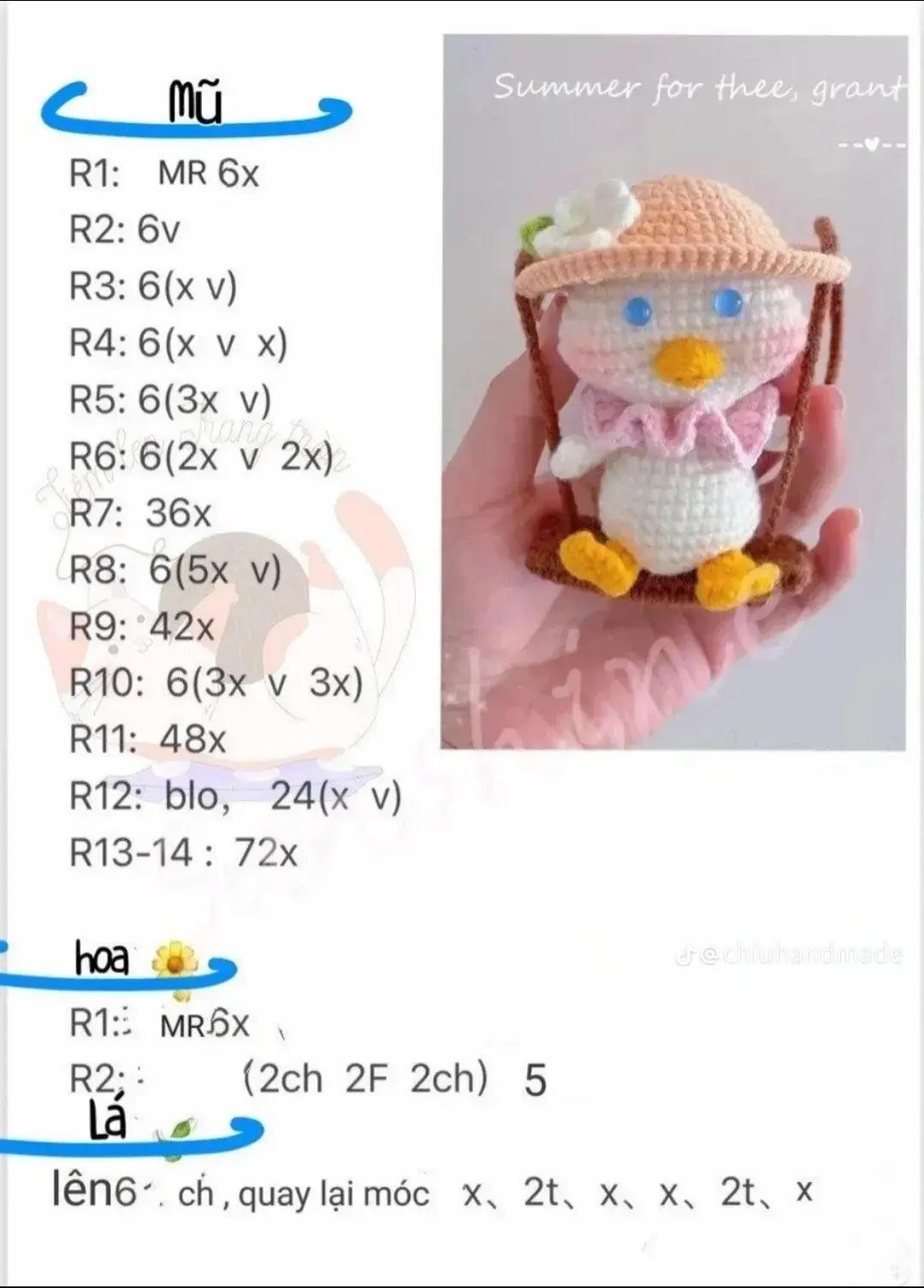 Chú vịt len đáng yêu đung đưa trên xích đu mùa hè