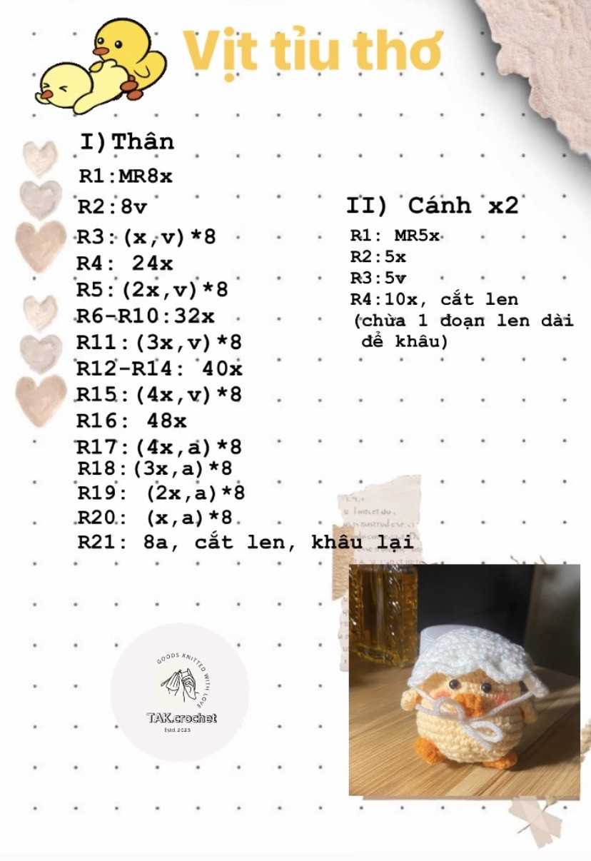 Chú vịt móc len dễ thương với chiếc mũ trắng xinh xắn