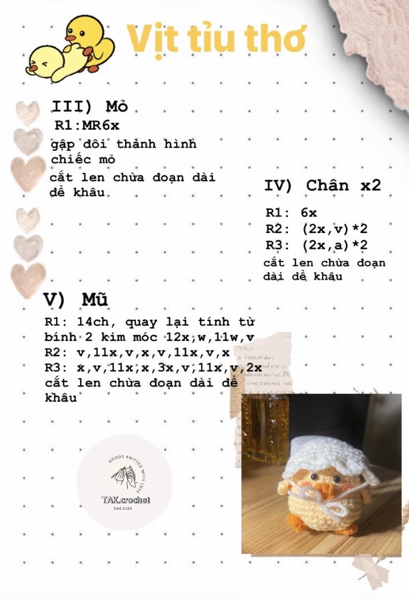 Chú vịt móc len dễ thương với chiếc mũ trắng xinh xắn