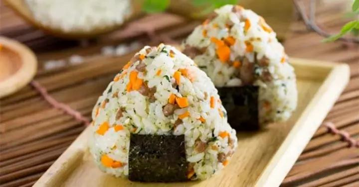 Cơm Nắm Rong Biển Xúc Xích Đậm Đà Hương Vị