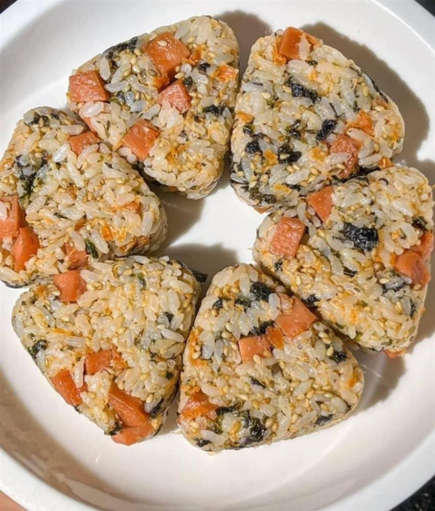 Cơm Nắm Rong Biển Xúc Xích Đậm Đà Hương Vị