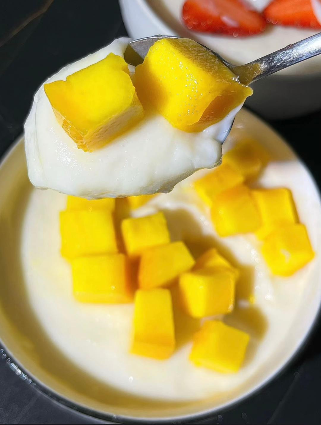 Cơm Sữa Tươi Dẻo Ngọt với Dâu Tây Tươi Mát