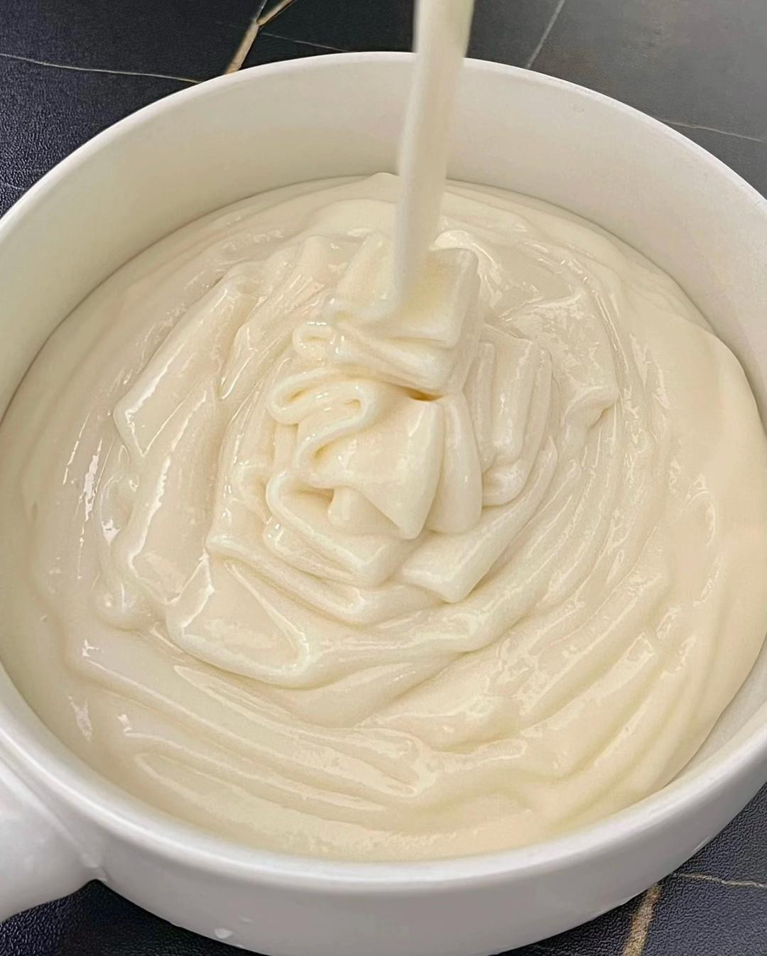 Cơm Sữa Tươi Dẻo Ngọt với Dâu Tây Tươi Mát