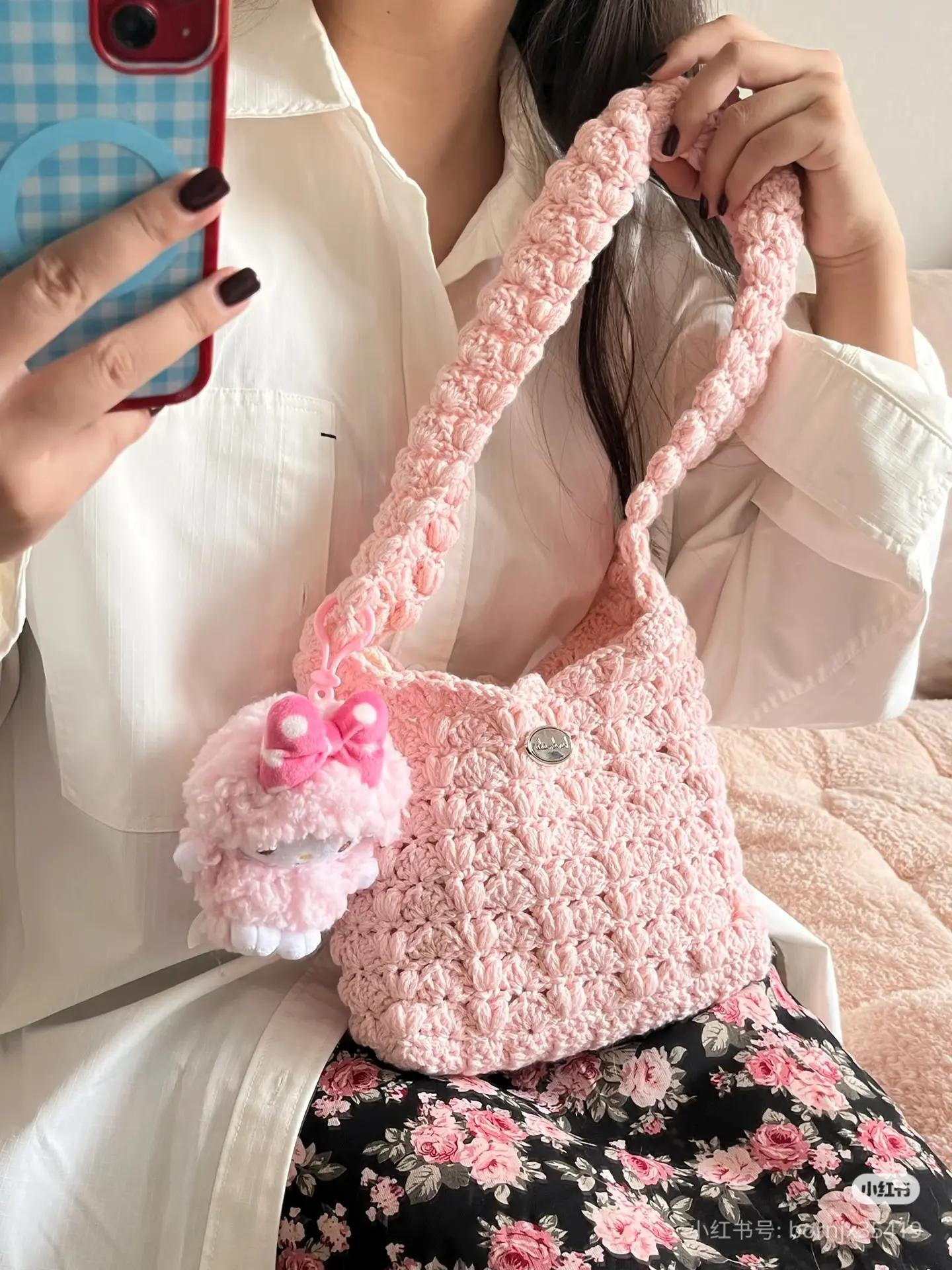 Crochet Beach Bag with Seashell Stitch Pattern for Summer Adventures