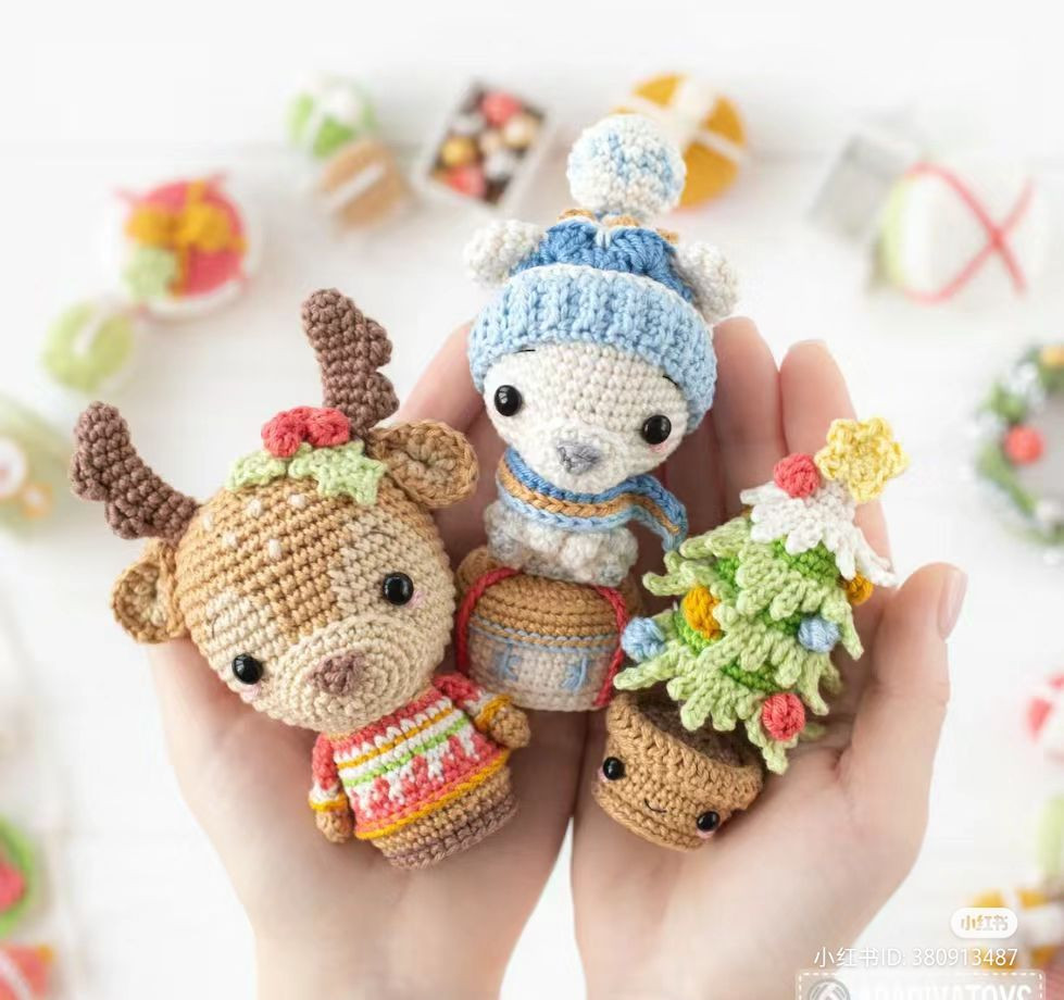 Crochet Christmas Tree Pattern with Colorful Decorations and Cute Pot