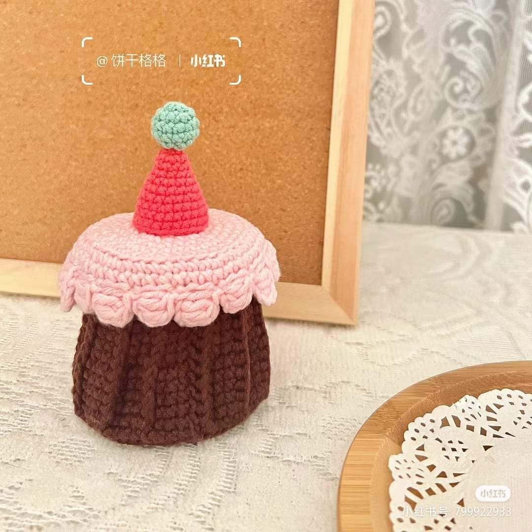 Crochet Cute Cupcake with Hat and Eyes Pattern