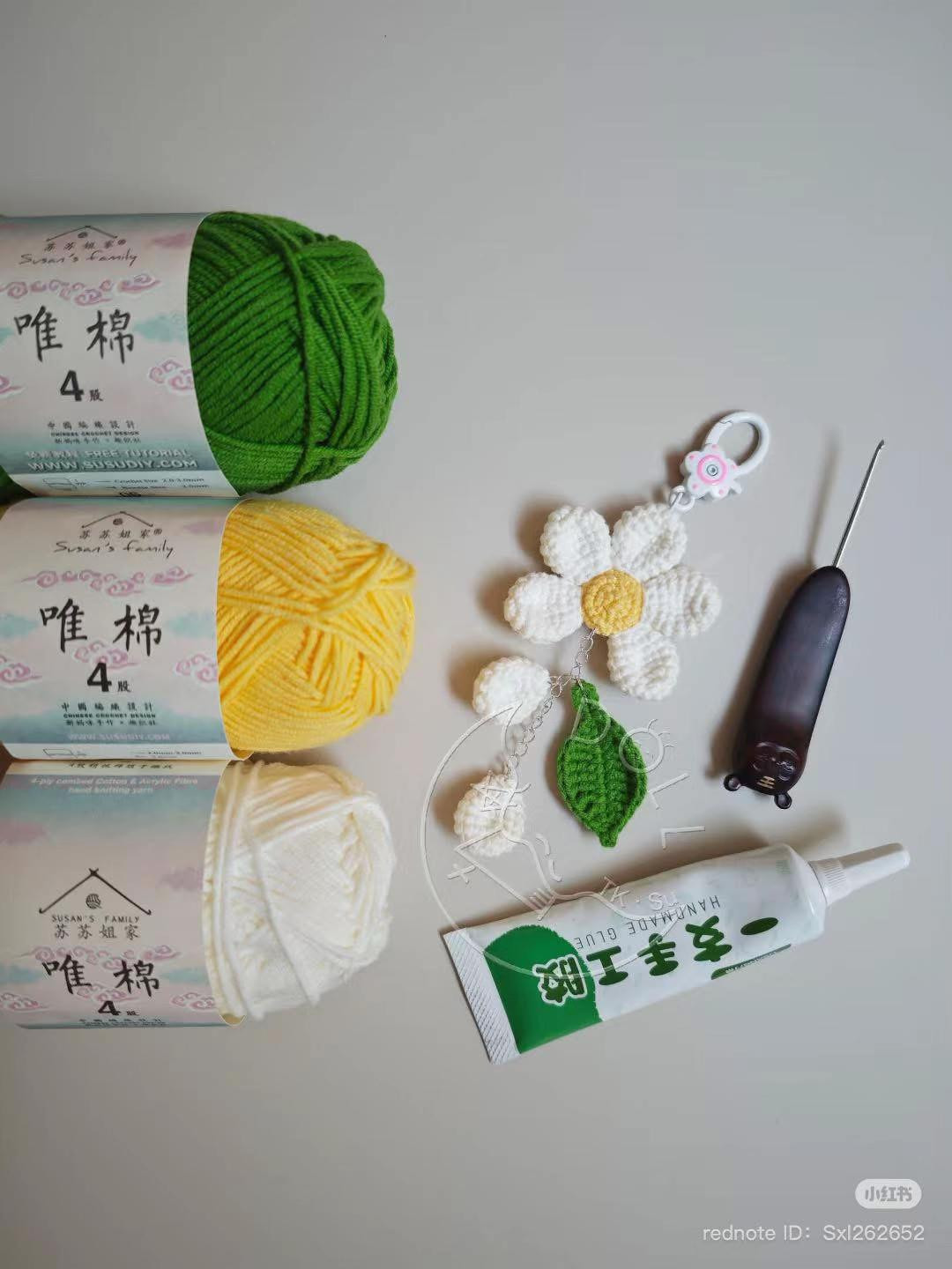 Crochet Daisy Keychain Pattern for Beginners to Enjoy Crafting