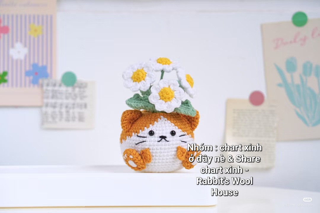 Cute Crochet Cat with Daisies on Top Amigurumi Pattern