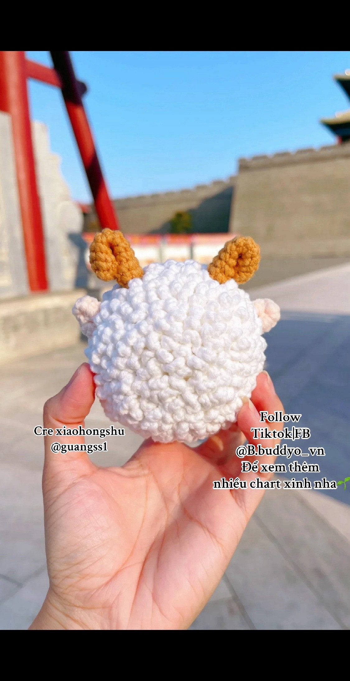 Cute Crochet Sheep Pattern with Green Mug Accessory