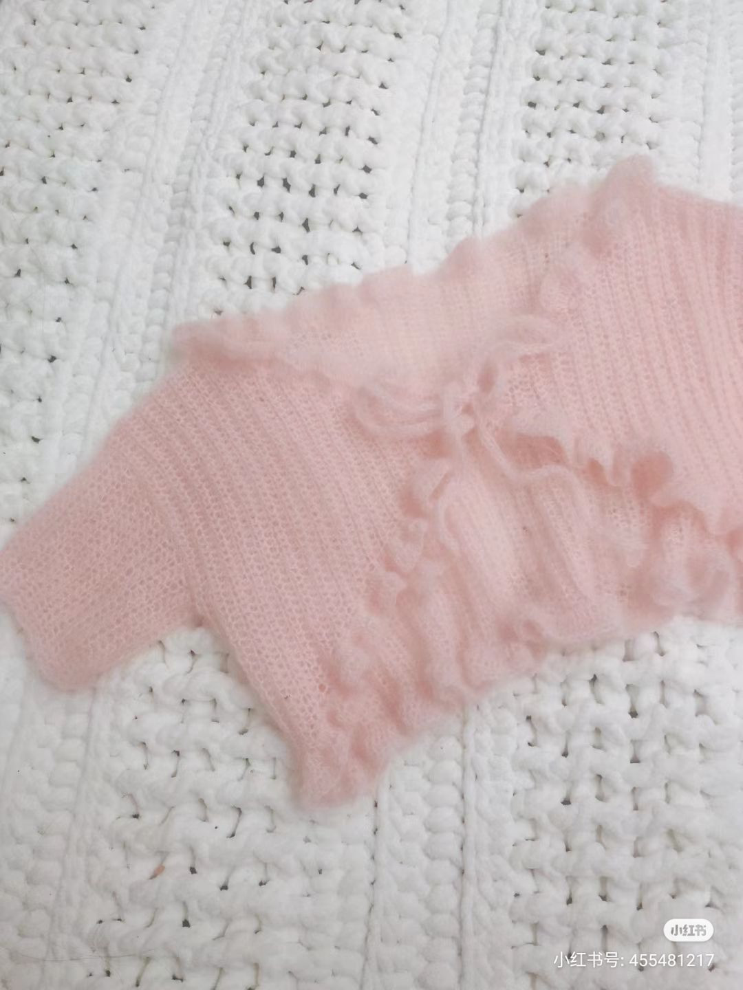Elegant Pink Crocheted Top with Ruffled Edges Pattern