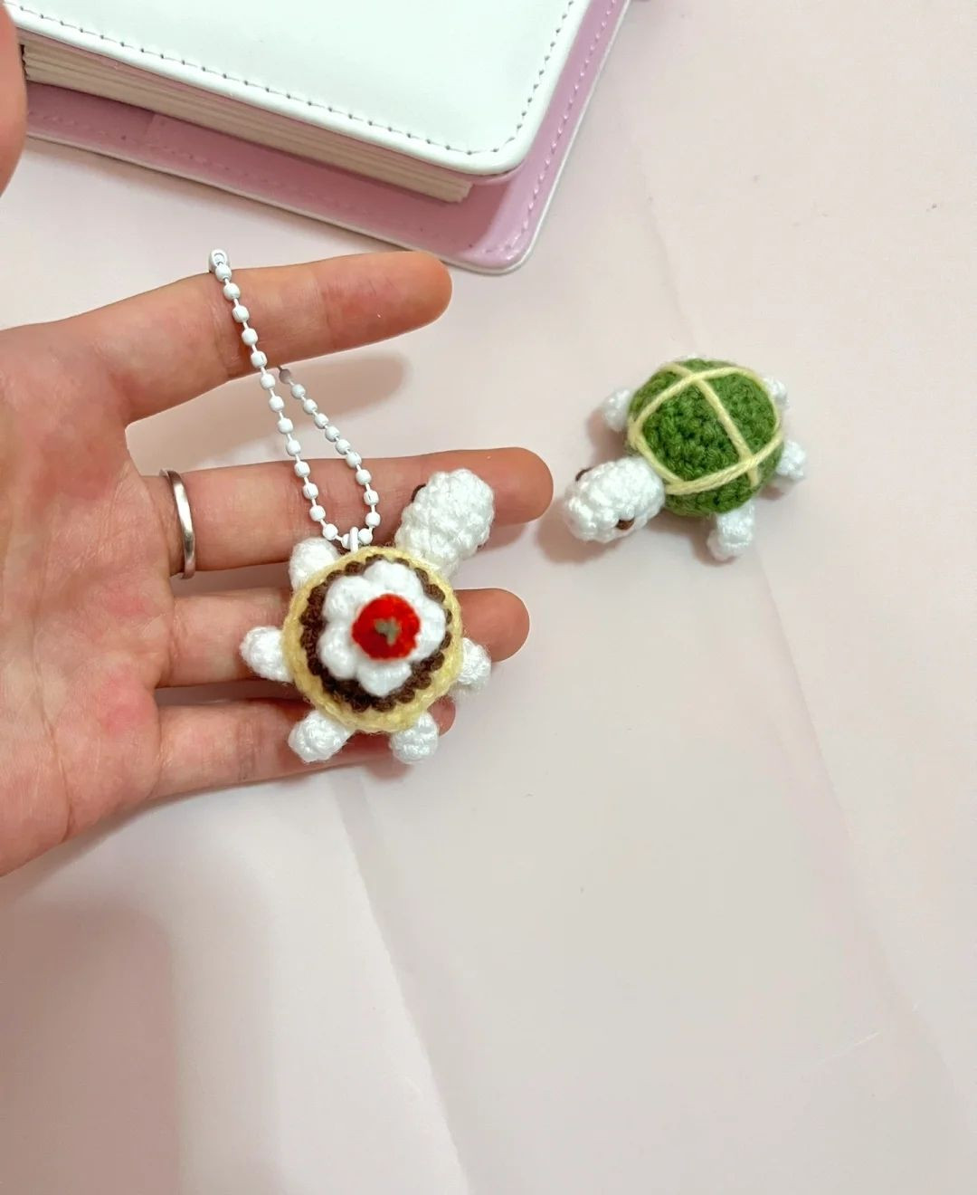 Hướng dẫn móc len con rùa và bánh kem dễ thương