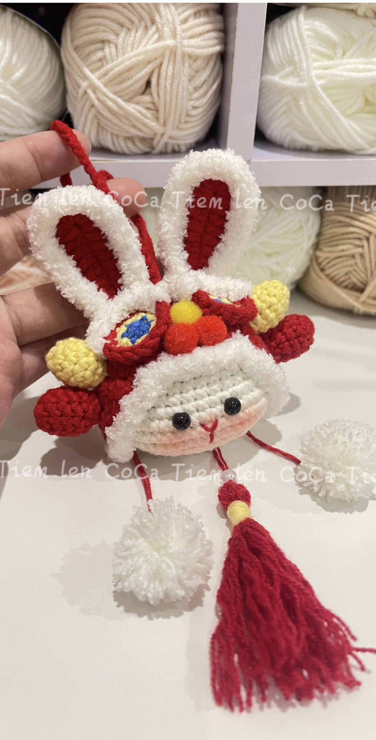 Hướng dẫn móc len hình thỏ dễ thương với nón đỏ