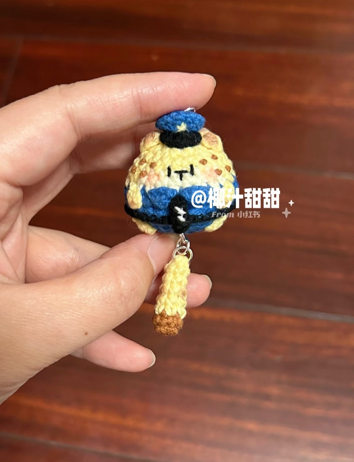 Hướng dẫn móc len sỉ quan báo dễ thương và chi tiết