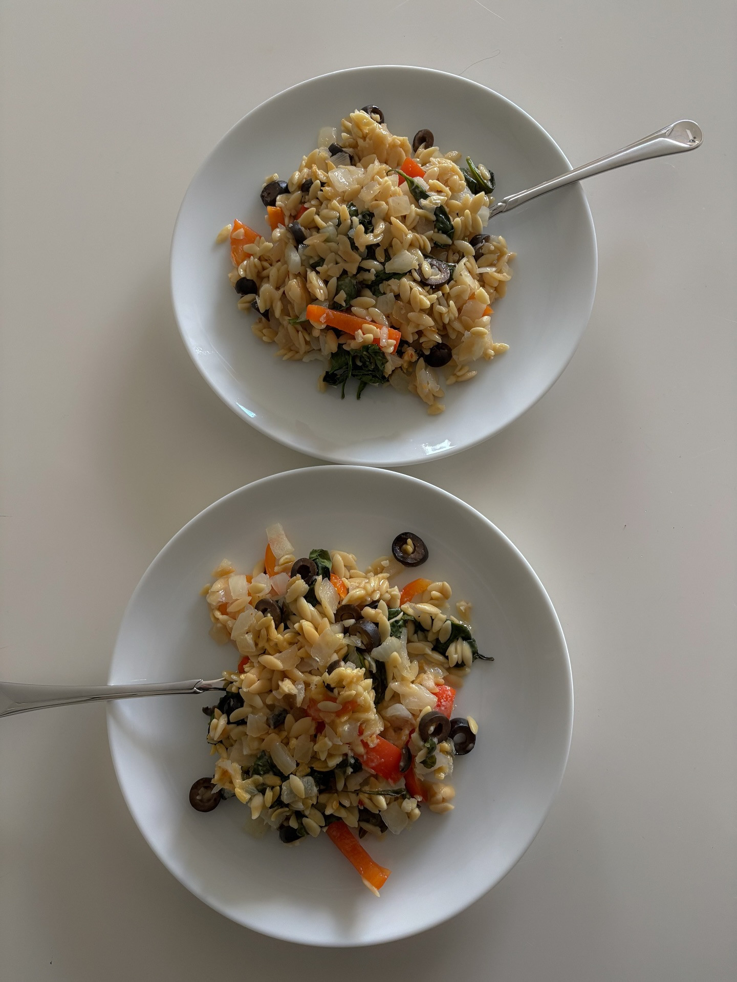 Mediterranean Orzo Delight with Spinach and Olives