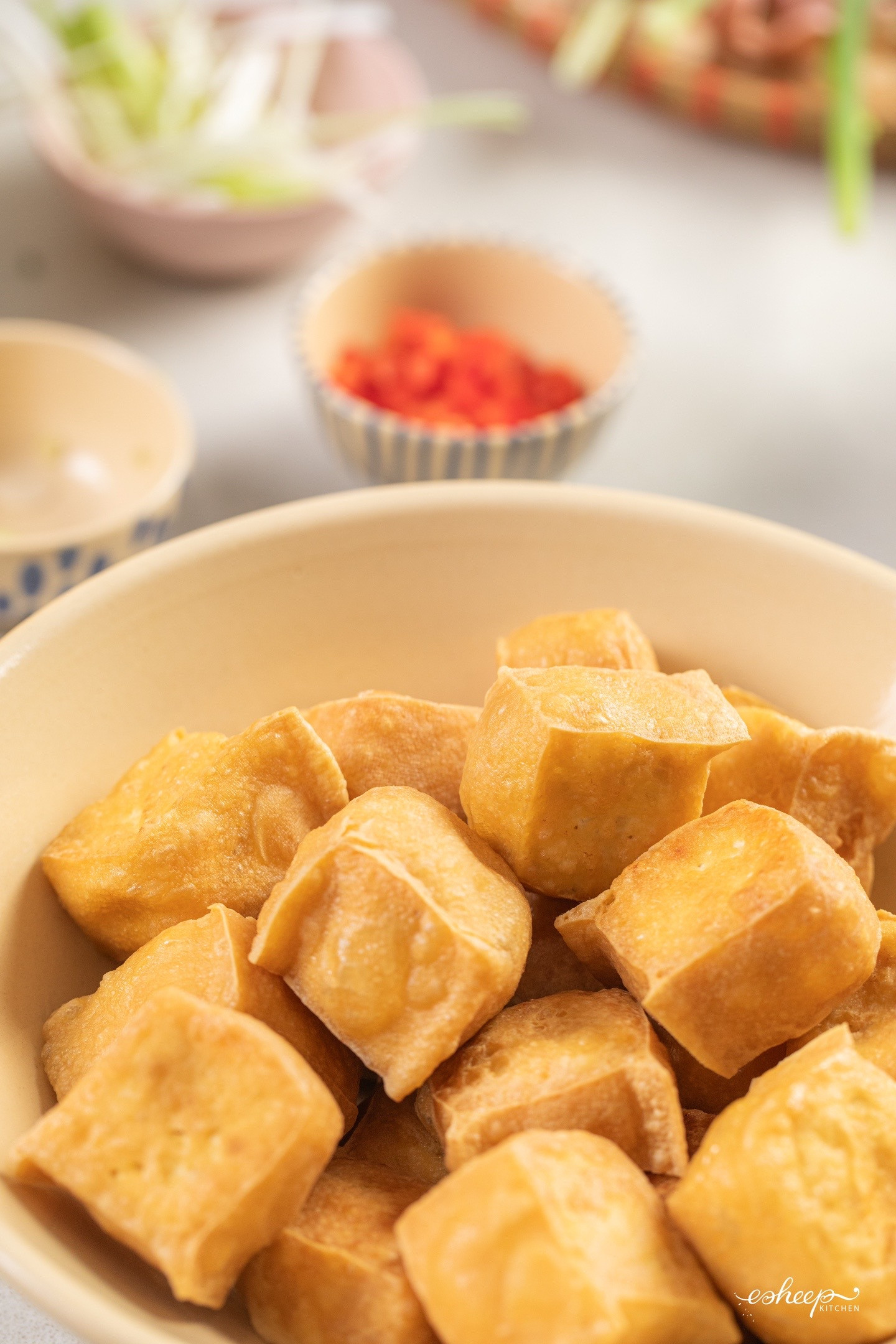 MẸO HAY LÀM MÓN CHAY LÀNH: ĐẬU PHỤ RIM DỨA CỰC NGON!