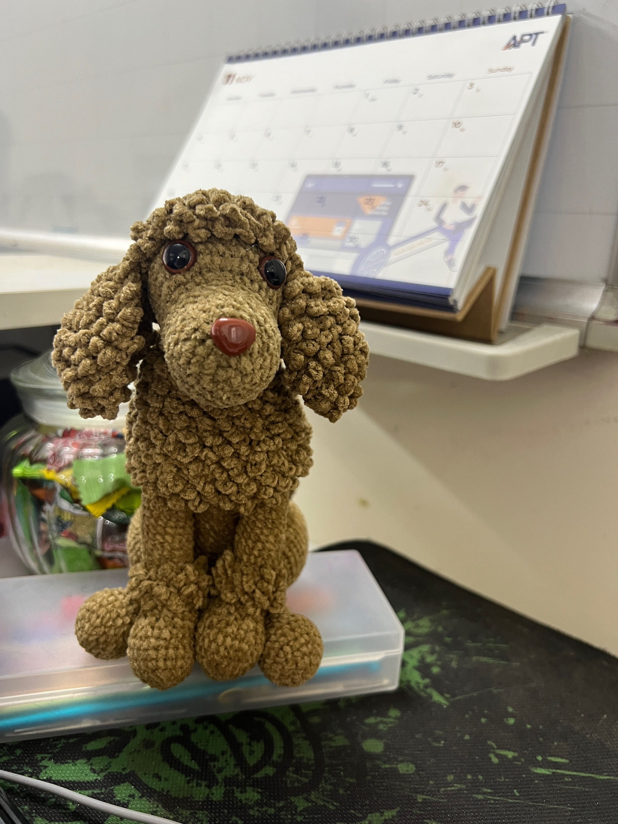 Móc len chú chó xù đáng yêu để trang trí góc làm việc