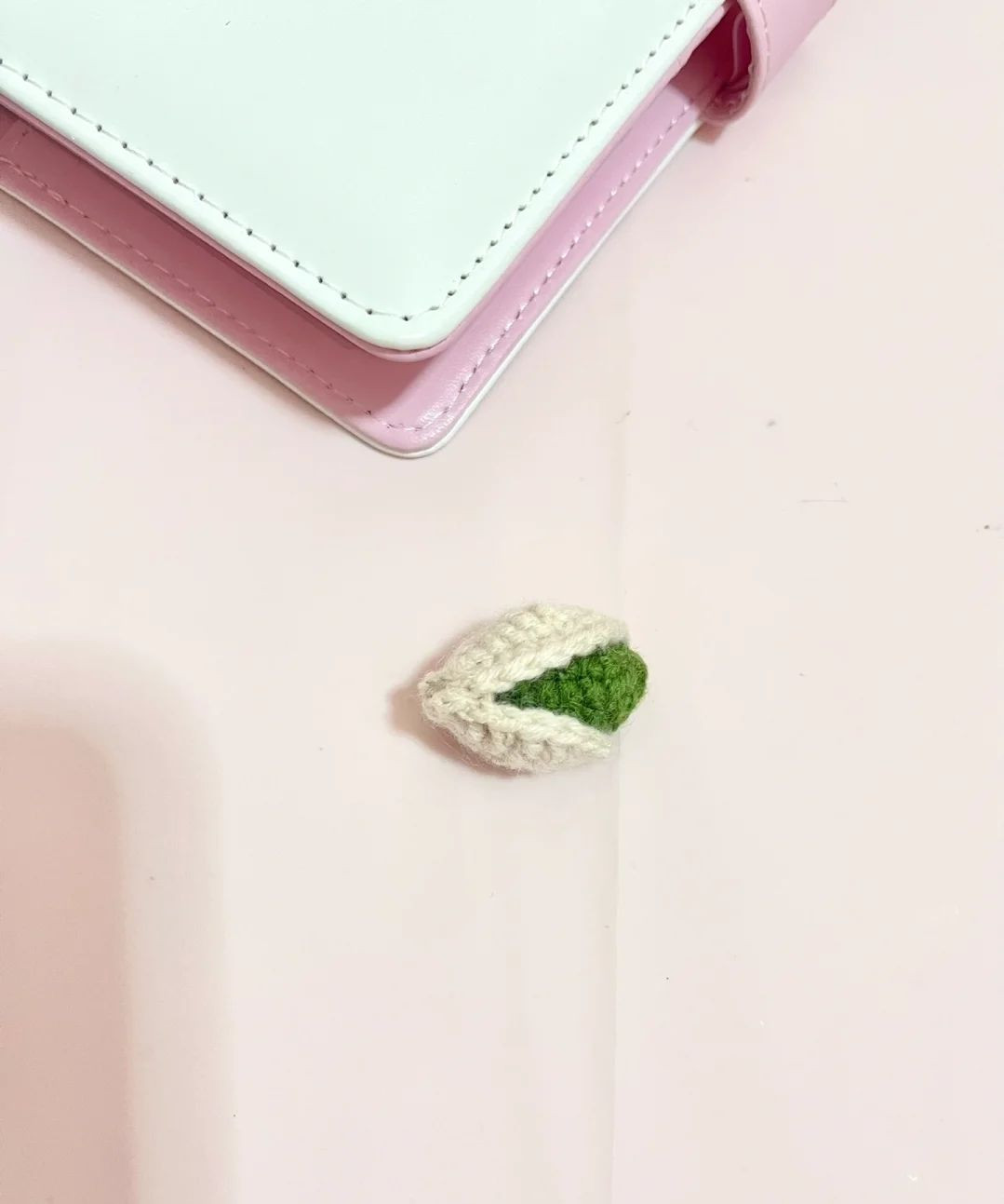 Móc len hạt dẻ nhỏ xinh làm móc khóa hoặc trang trí.