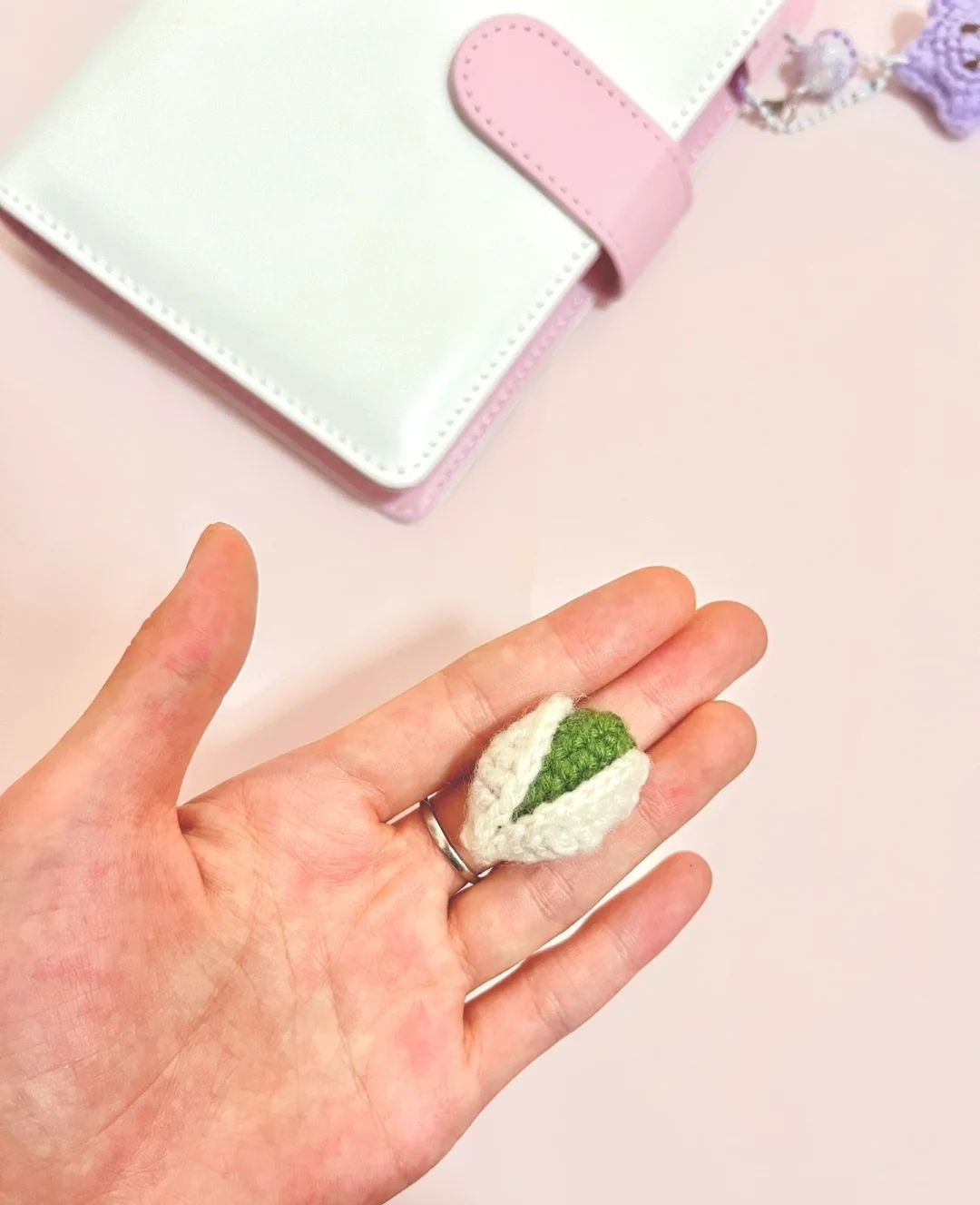 Móc len hạt dẻ nhỏ xinh làm móc khóa hoặc trang trí.