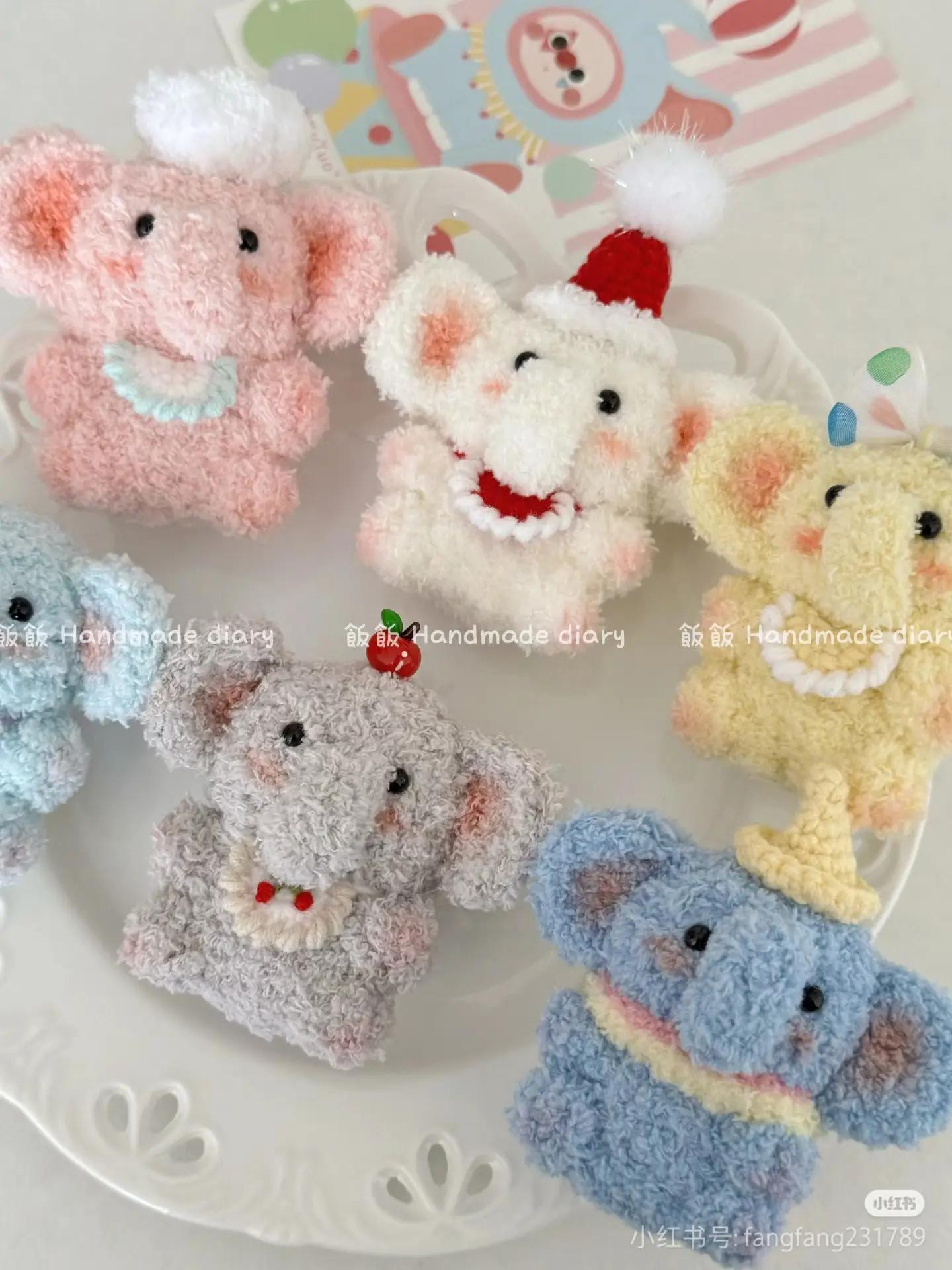 Móc len voi dễ thương với nhiều màu sắc và phụ kiện