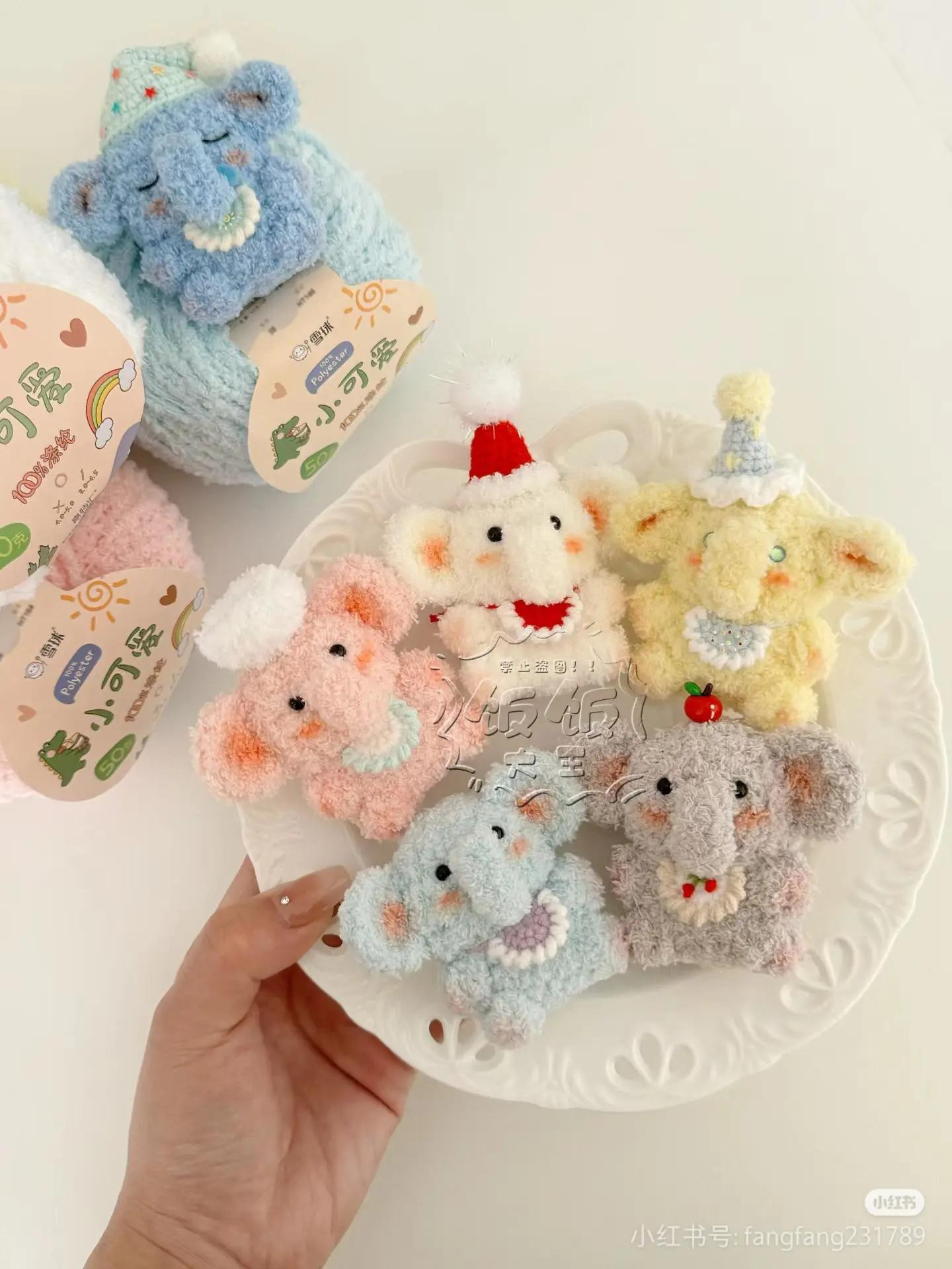 Móc len voi dễ thương với nhiều màu sắc và phụ kiện