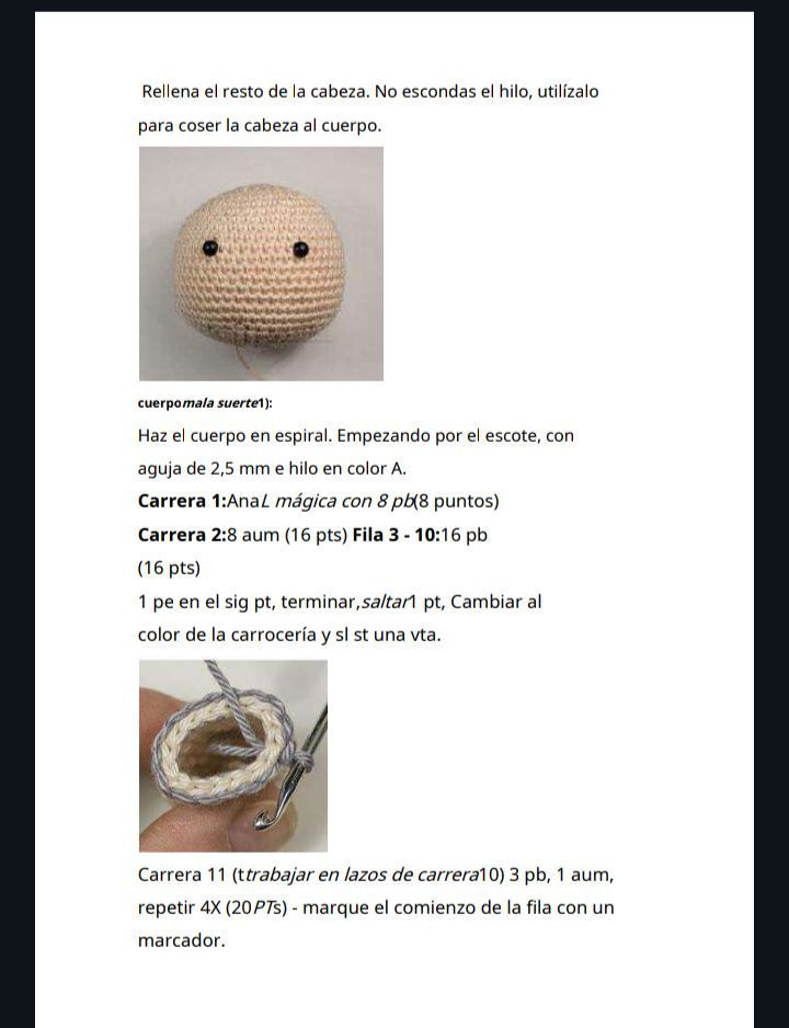 Muñeca de ganchillo con vestido azul y sombrero de flores