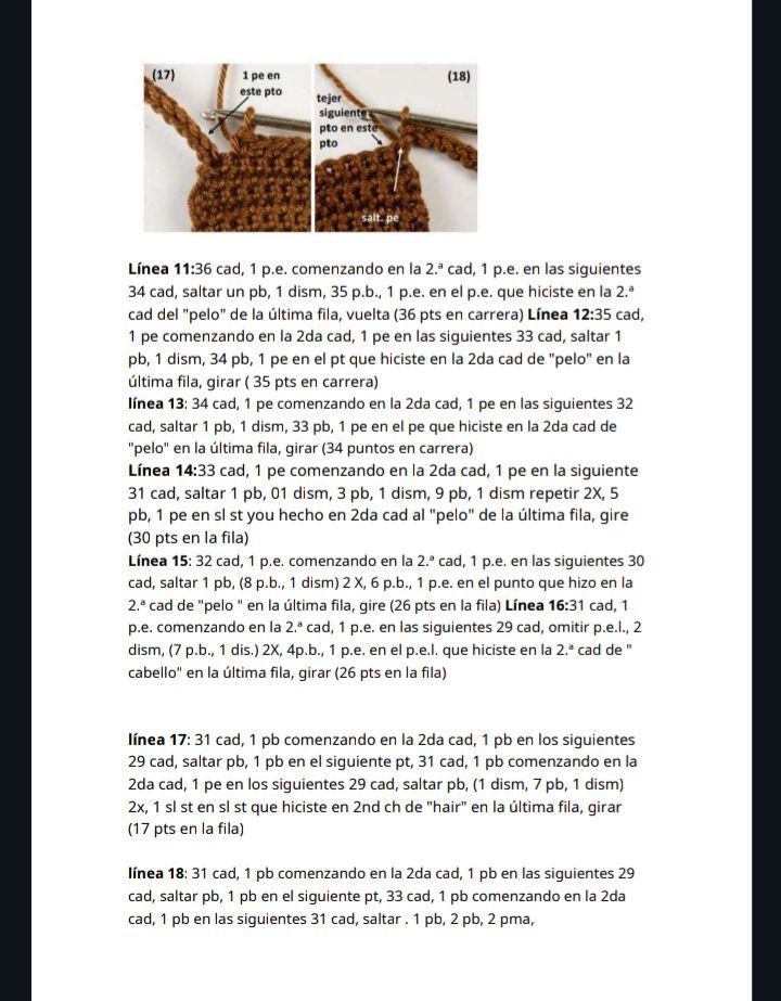 Muñeca de ganchillo con vestido azul y sombrero de flores