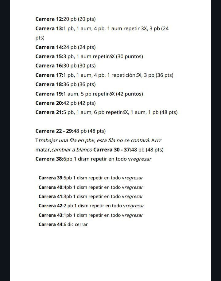 Muñeca de ganchillo con vestido azul y sombrero de flores