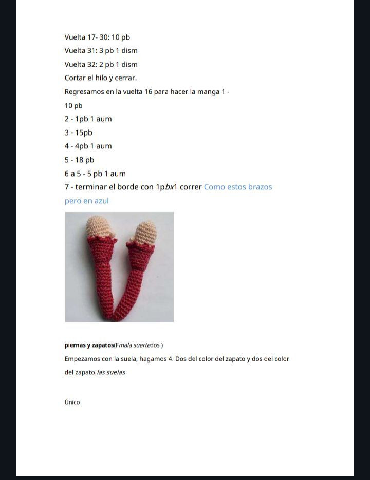 Muñeca de ganchillo con vestido azul y sombrero de flores