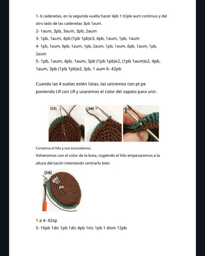 Muñeca de ganchillo con vestido azul y sombrero de flores