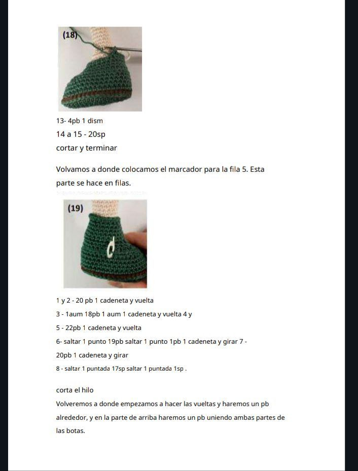 Muñeca de ganchillo con vestido azul y sombrero de flores