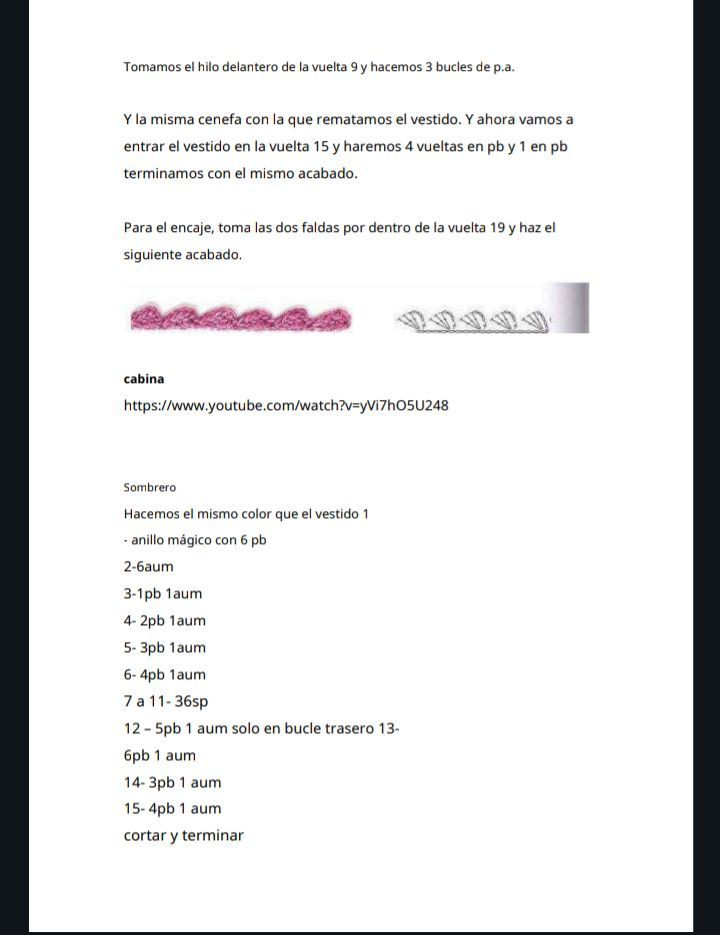 Muñeca de ganchillo con vestido azul y sombrero de flores