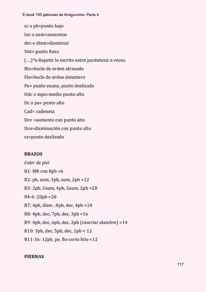 Muñeca de ganchillo con vestido y sombrero elegante