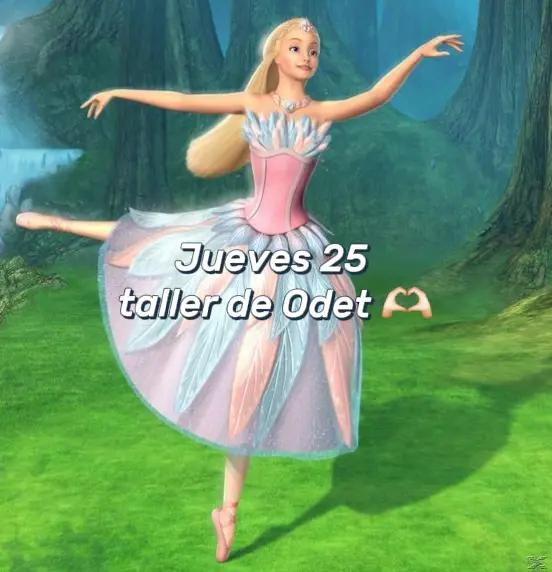 Patrón de conejo amigurumi con pantalones rosados y bufanda verde