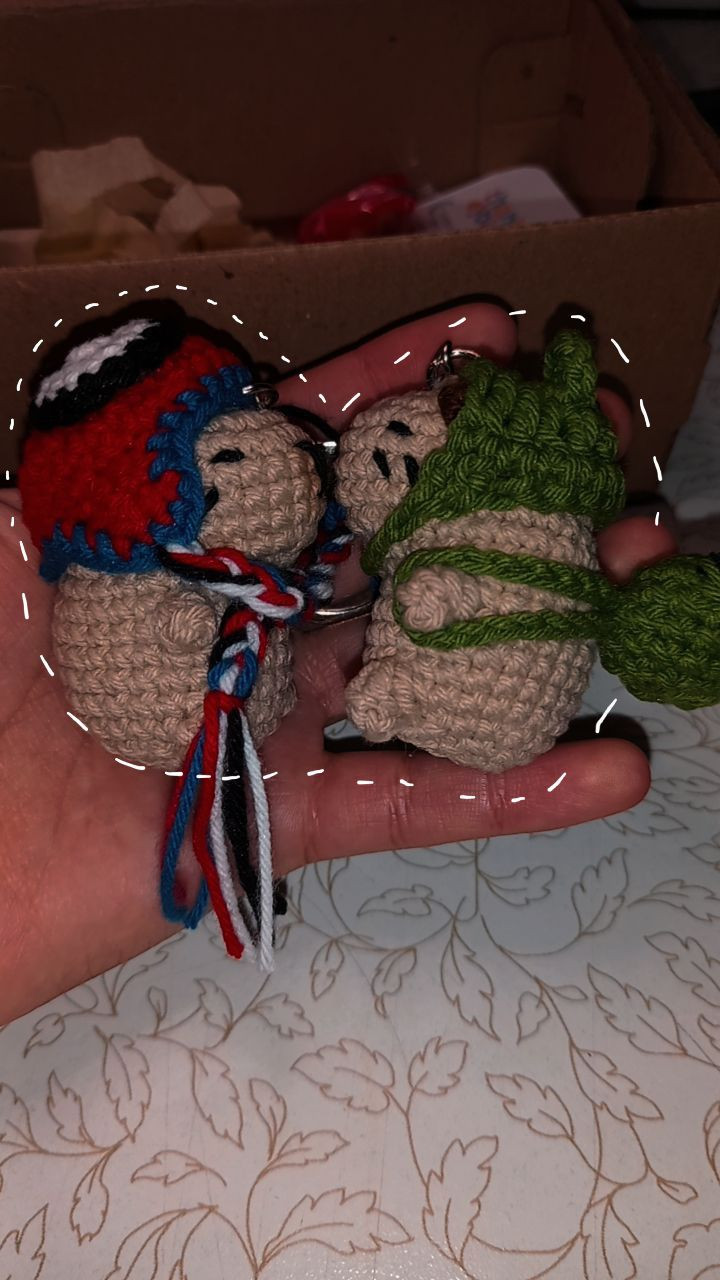 Pequeño animal de ganchillo con gorro colorido